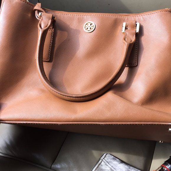 TORY BURCH ROBINSON TOTE!! - Picture 2 of 4